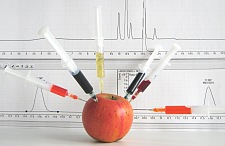 Bildliche  Darstellung Pestizidbehandlung von Obst, Apfel mit mehreren Spritzen