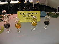 Wein in Gläsern mit verschiedenen Inhalten zum Erschnuppern von Fehlern im Wein 