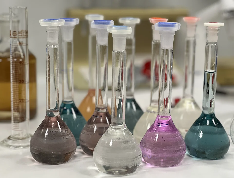 Abwasserproben für photometrische Bestimmungen von Chrom(VI) und Sulfid