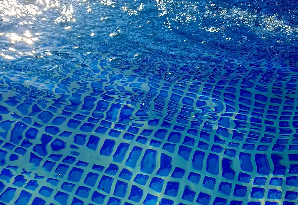 Schwimmbadwasser mit Wellenbewegungen